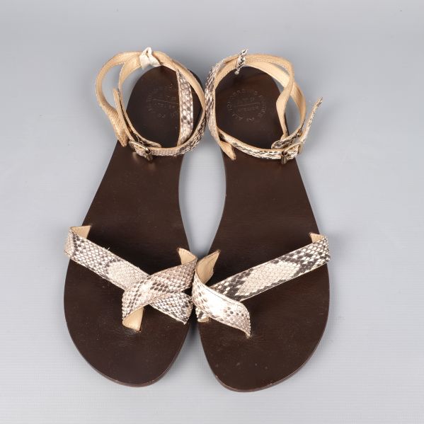 Framsida av sandaler med ormskinnsmönster