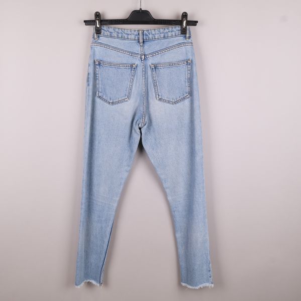 Baksidan av ljusblå jeans med fickor