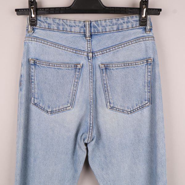 Närbild på jeans bakfickor