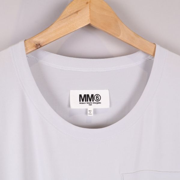 Etikett med MM6 Maison Margiela logotyp