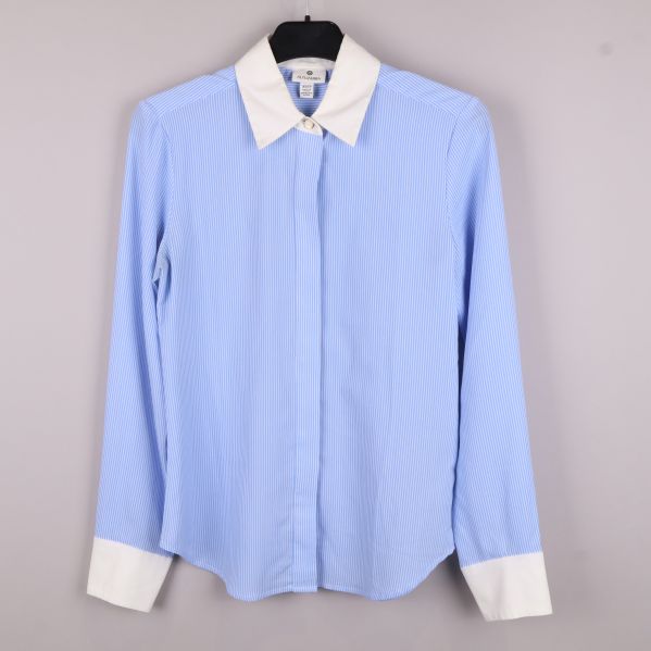 Ljusblå skjorta med vita ränder framifrån