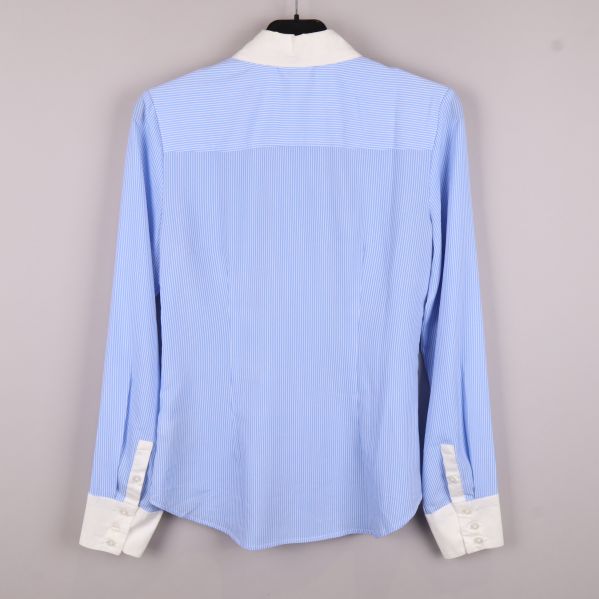 Ljusblå skjorta med vita ränder bakifrån