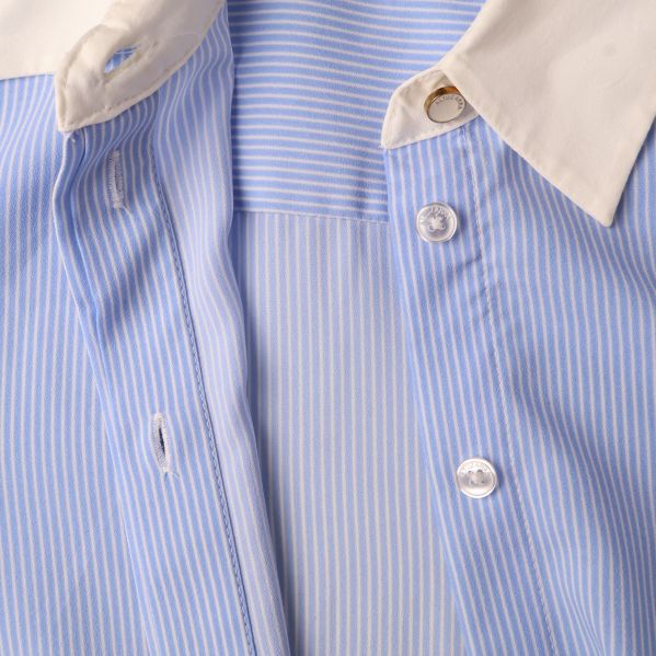 Närbild av knappdetaljer på skjorta