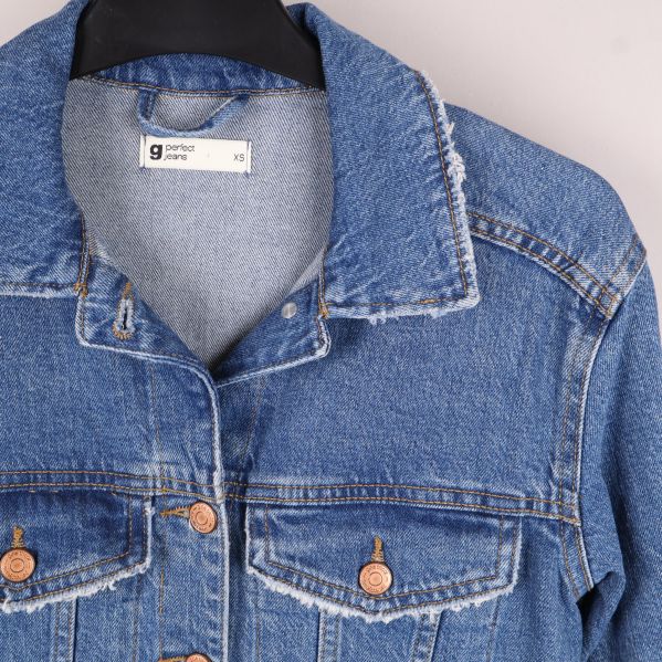 Närbild av jeansjackans krage och knappar