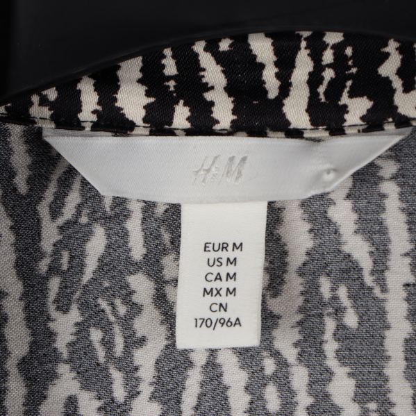 Storleksetikett på omlottklänning från H&M