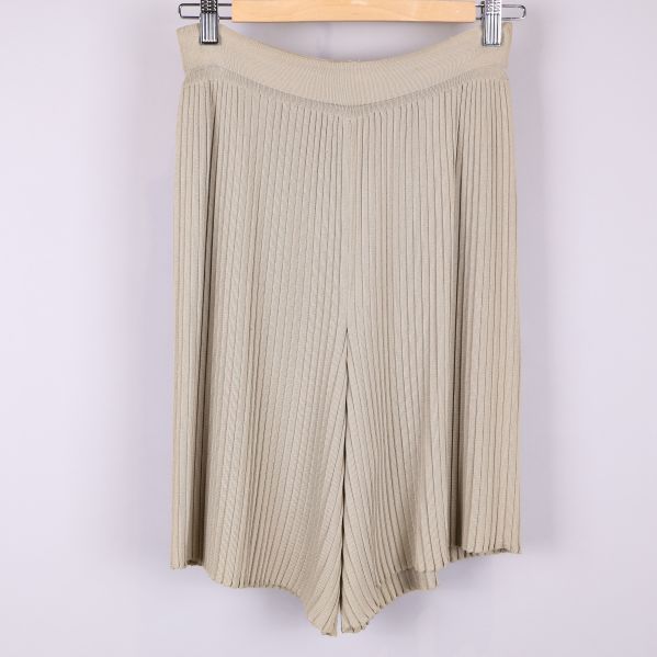 Beige plisserade shorts framifrån