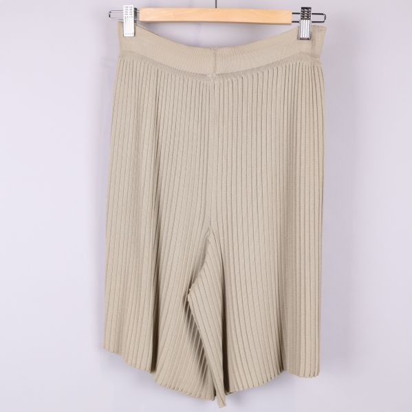 Beige plisserade shorts bakifrån