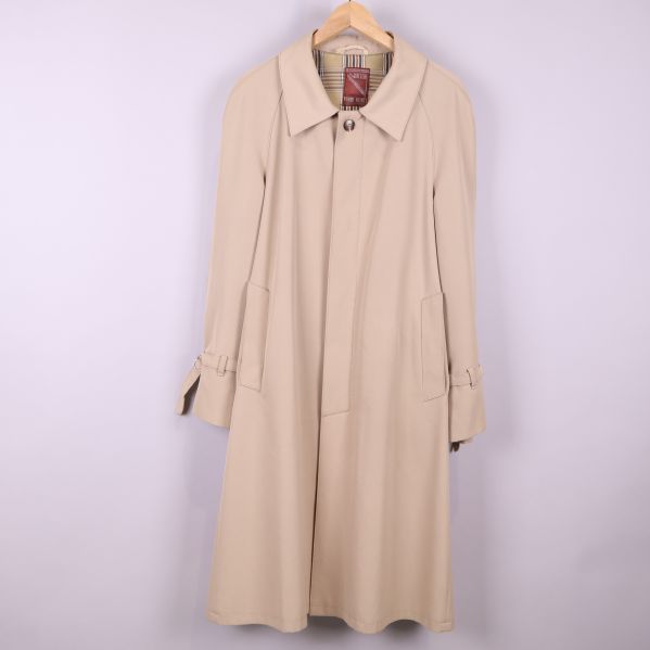 Beige trenchcoat framsida