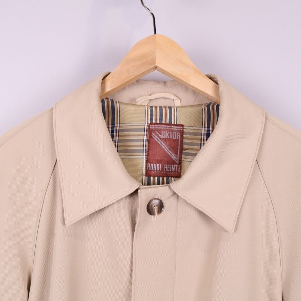 Närbild av krage och etikett på trenchcoat