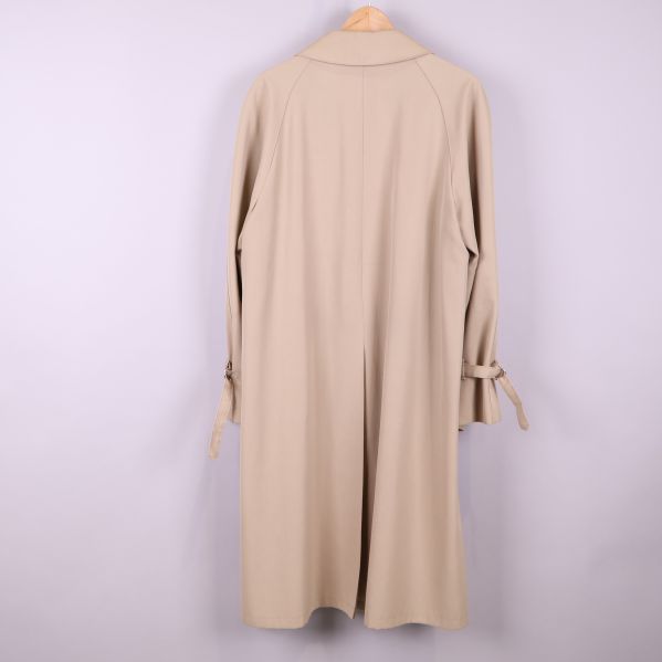 Baksida av beige trenchcoat