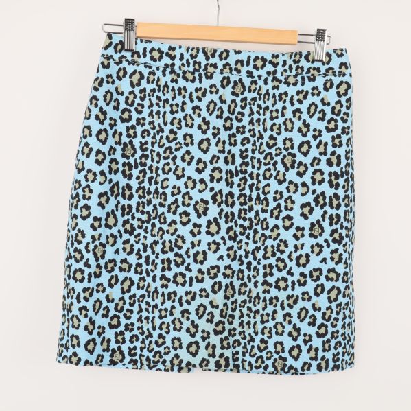 Framsidan av kort kjol med leopardmönster