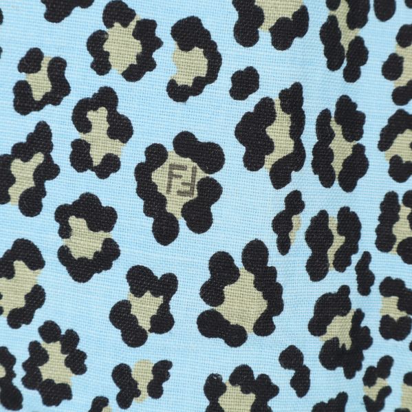 Detalj av leopardmönster på kjol 