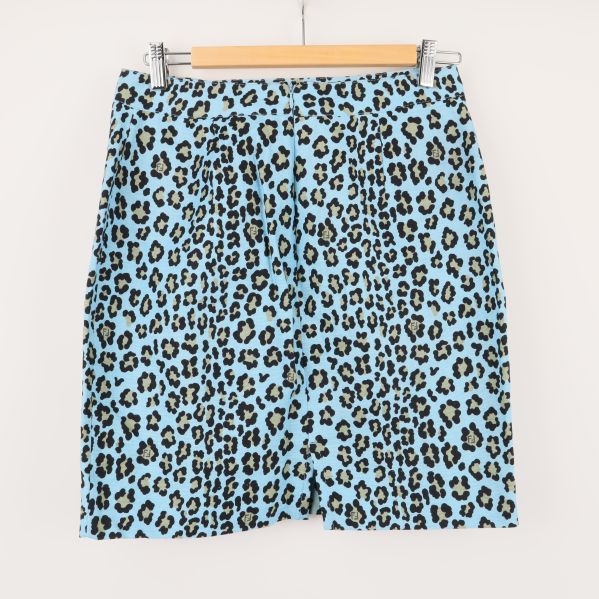Baksidan av blå kort kjol med leopardmönster