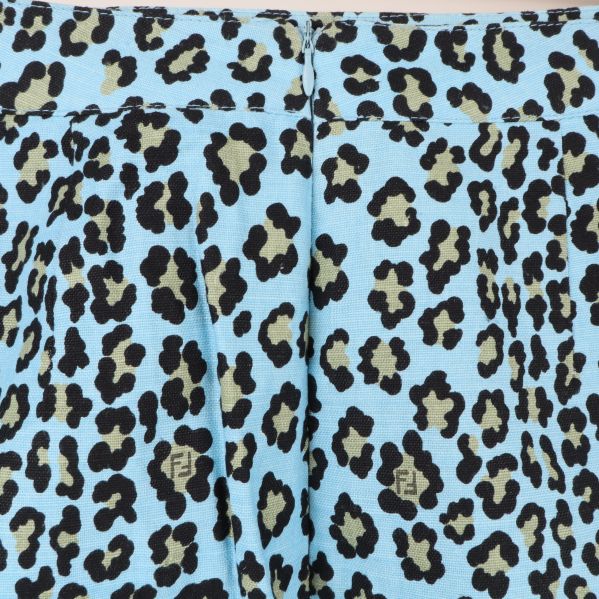 Närbild av baksida på kjol med leopardmönster