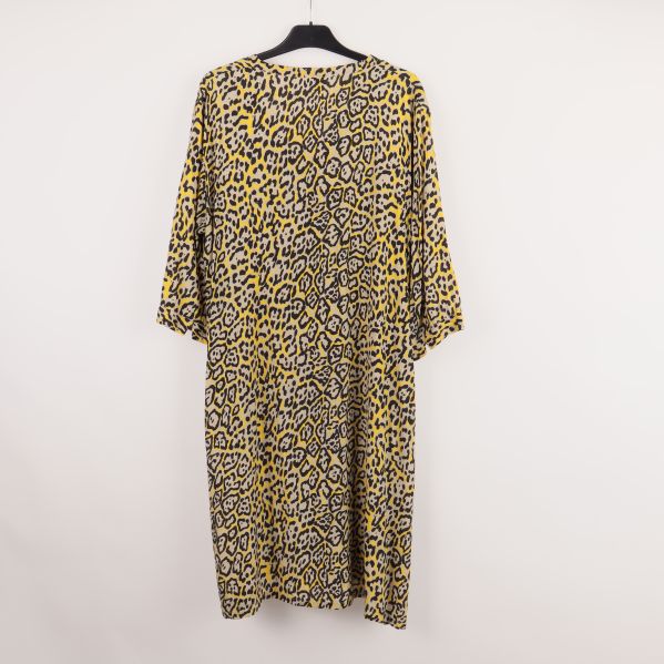 Klänning med leopardmönster bakifrån