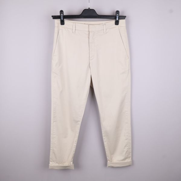 Beiga chinos visade framifrån