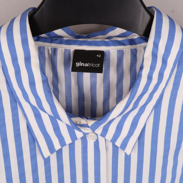 Gina Tricot etikett på blå- och vitrandig blus