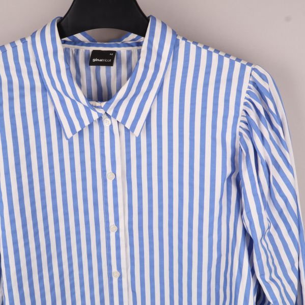 Närbild på randig blus med krage