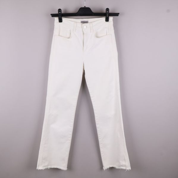 Framsida av vita jeans med cropped design