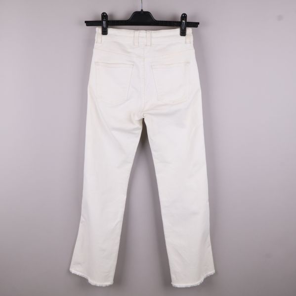 Baksida av vita jeans med fickor