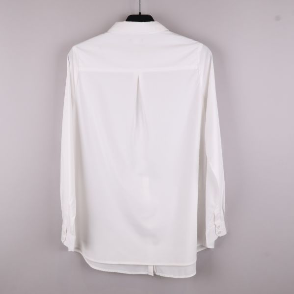 Baksidan av vit skjorta 