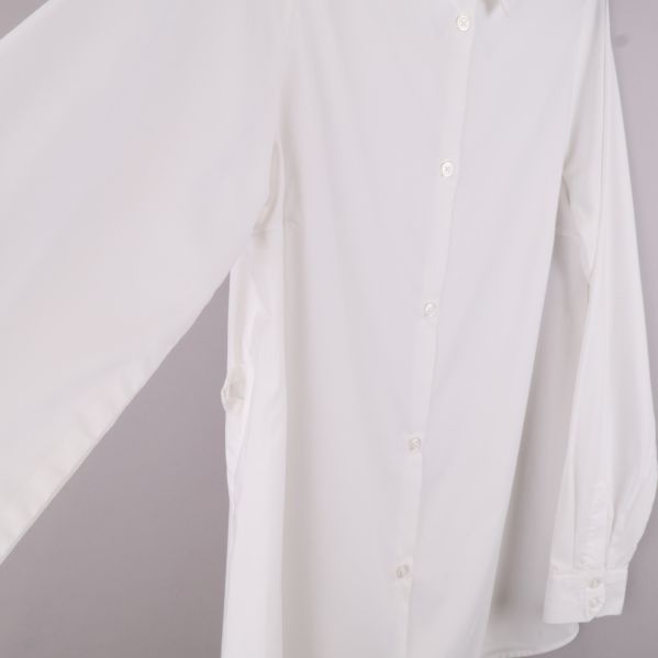 Sidovy av vit skjorta som visar ärmen