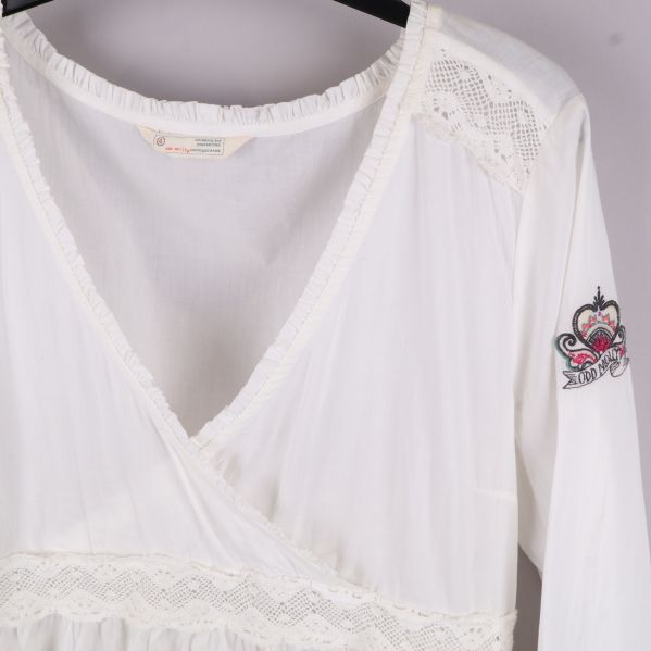 Närbild på tunika med broderi