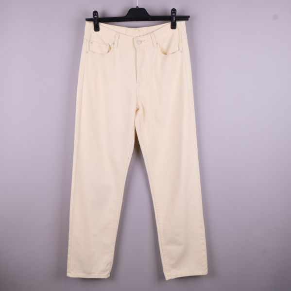Framsida av krämfärgade jeans 