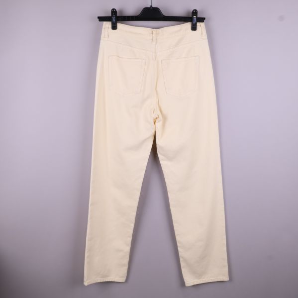 Baksida av krämfärgade jeans 