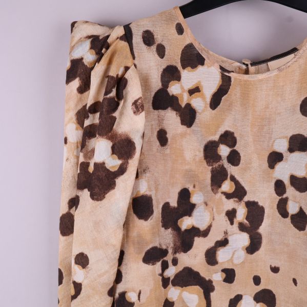 Blus i beige och brunt med puffärmar