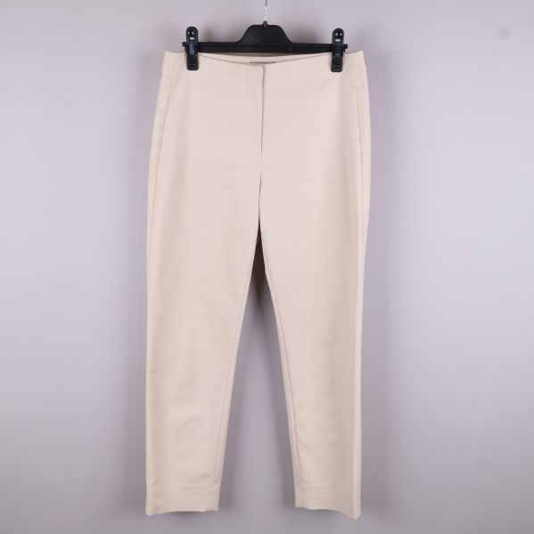 Beige byxor fram med dragkedja