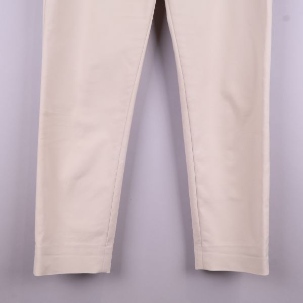 Ben av beige byxor nedtill