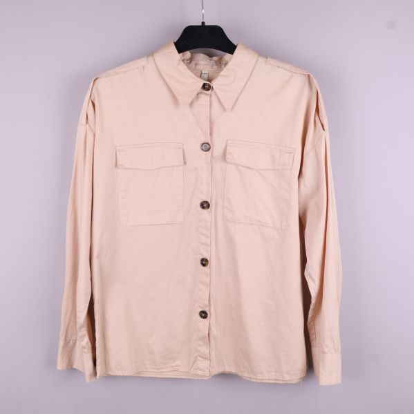 Beige skjorta framifrån med knappar och fickor