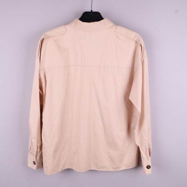 Beige skjorta bakifrån
