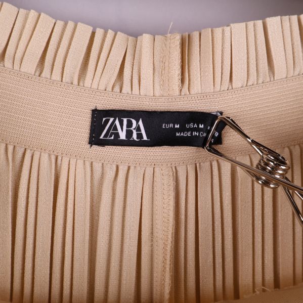 Zara etikett på insidan av byxorna