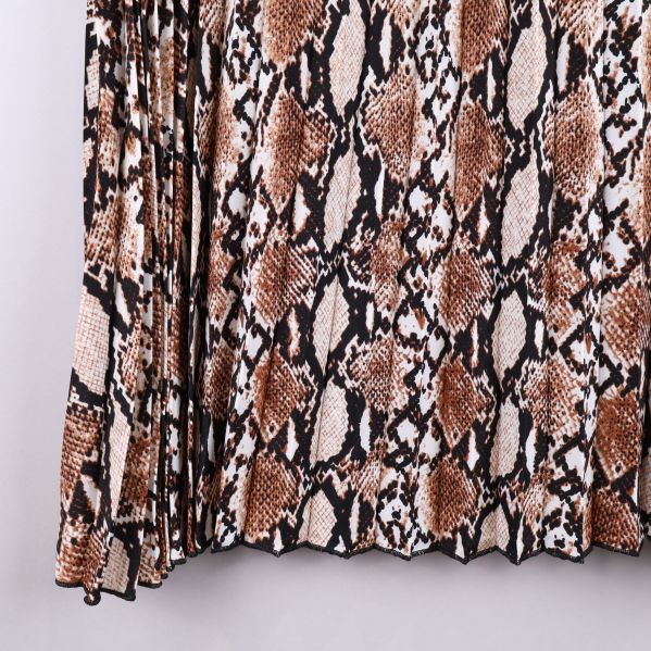Kjol med veck och ormskinnsmönster detalj