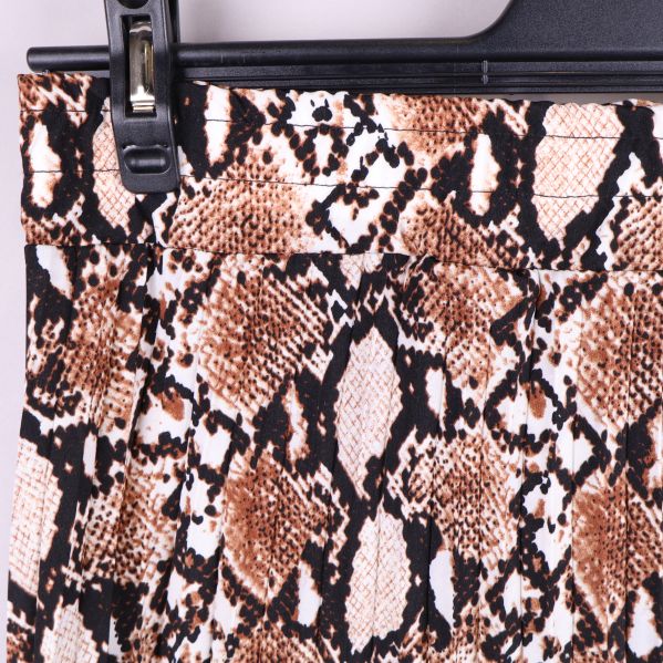 Närbild på ormskinnsmönstret på kjolen