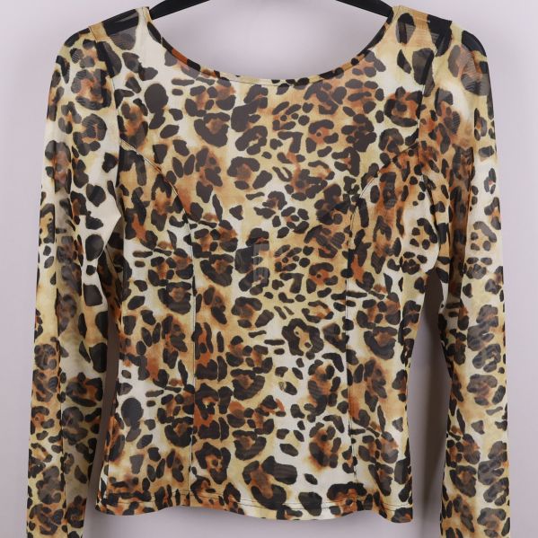 Närbild på leopardmönstrad topp fram