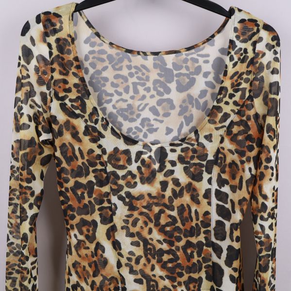 Närbild på leopardmönstrad topp bak