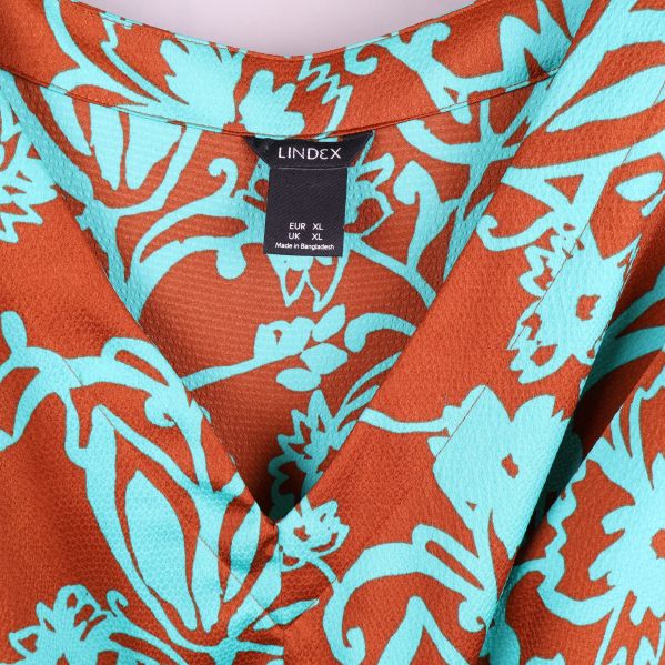 Blus med blommigt mönster närbild