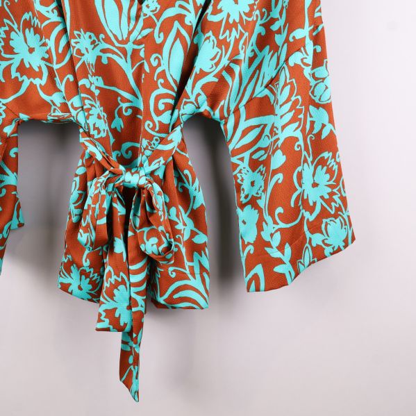 Materialetikett som visar 100% polyester