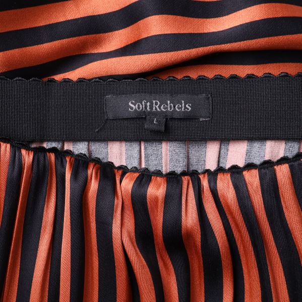 Kjol med etikett Soft Rebels, storlek L