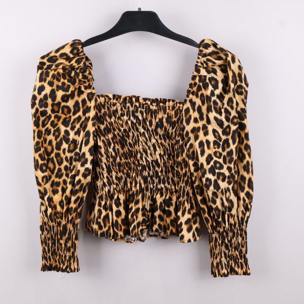 Baksidan av leopardmönstrad topp