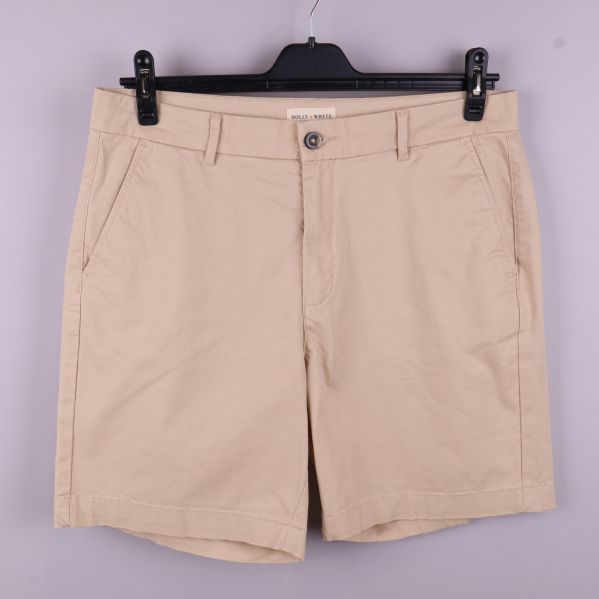 Framsida av beige shorts 
