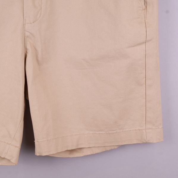 Ben och fåll på beige shorts