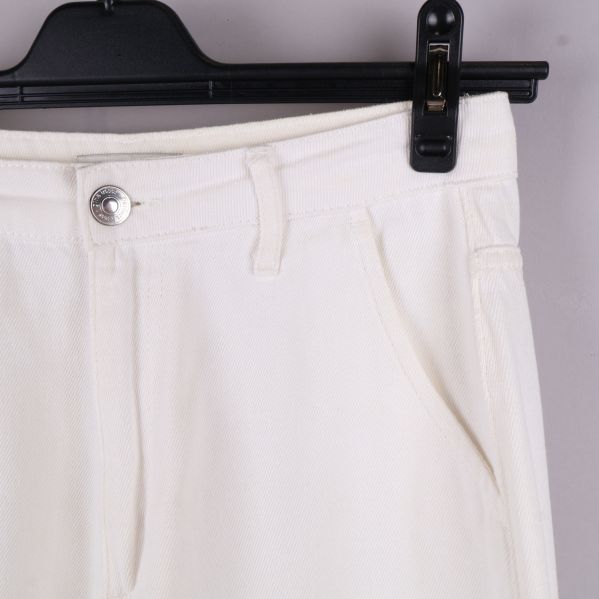 Övre del av jeans framifrån