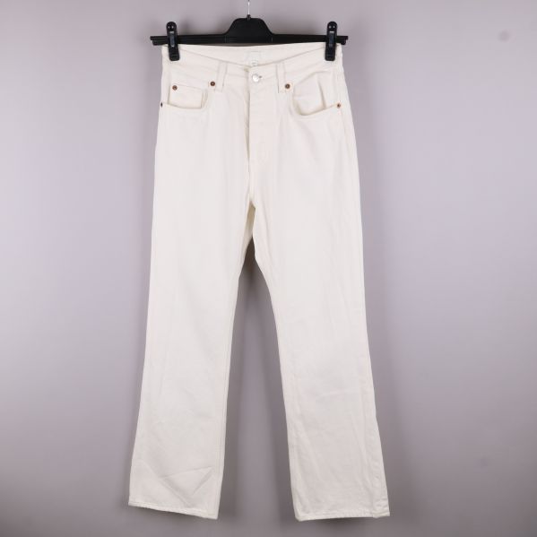 Framsidan av vita jeans med fickor