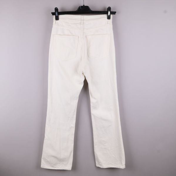 Baksidan av vita jeans med fickor