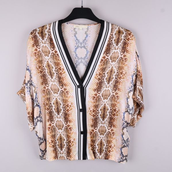 Närbild av ormskinnsmönstrad topp med detaljer