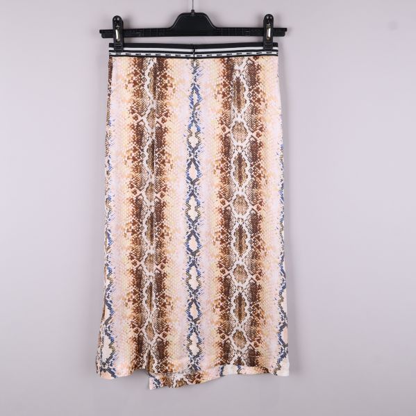 Kjolens baksida med ormskinnsmönster